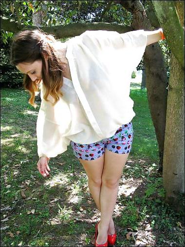 25P French bloggers Mode with sexy legs 14