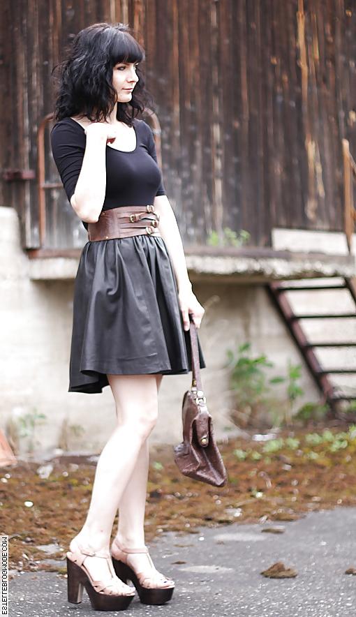 25P French bloggers Mode with sexy legs 14