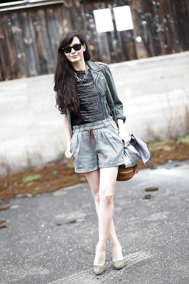 25P French bloggers Mode with sexy legs 15