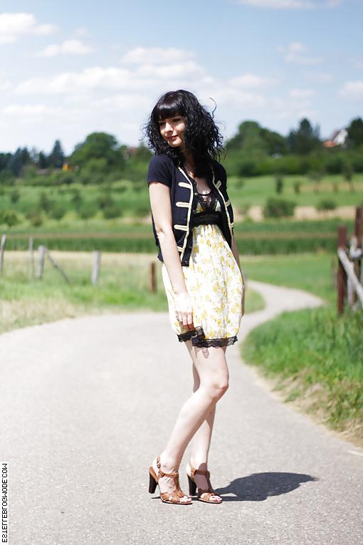 25P French bloggers Mode with sexy legs 15