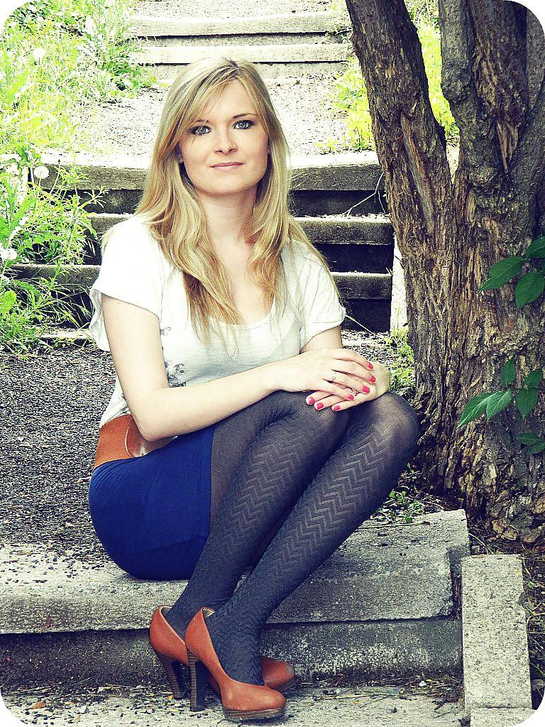 25P French bloggers Mode with sexy legs 15