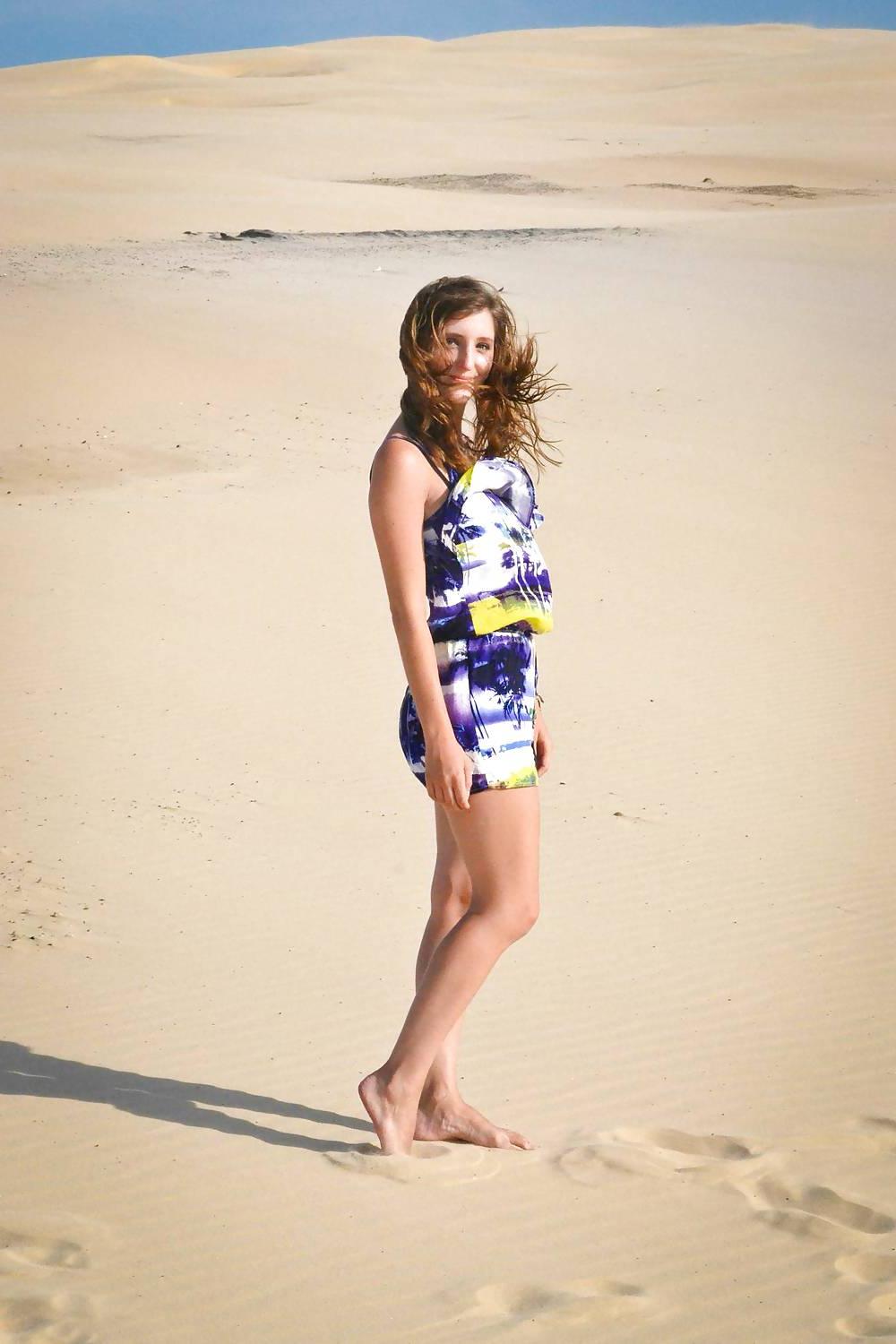 25P French bloggers Mode with sexy legs 16