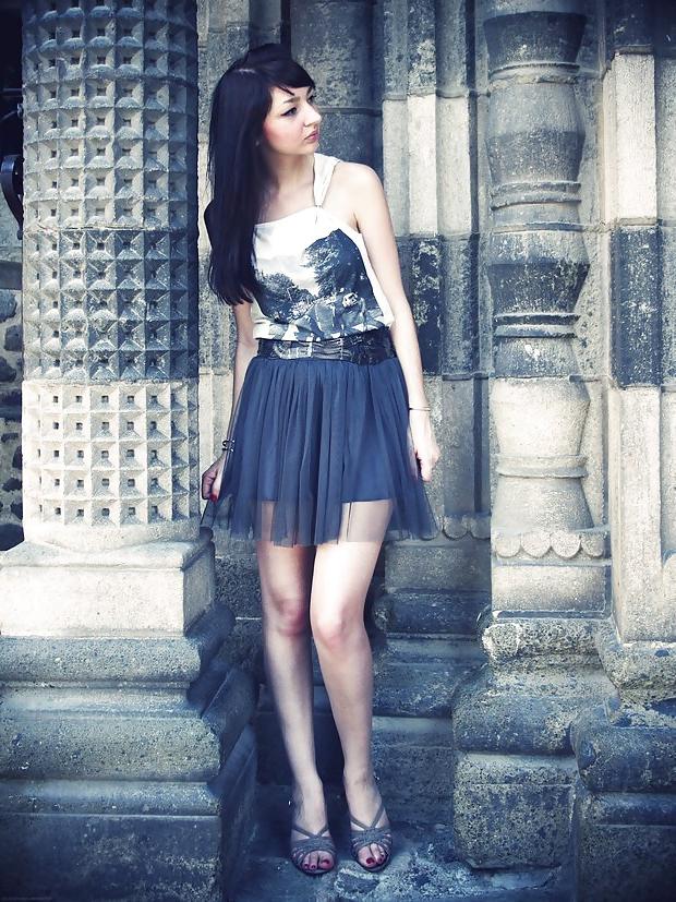 25P French bloggers Mode with sexy legs 16