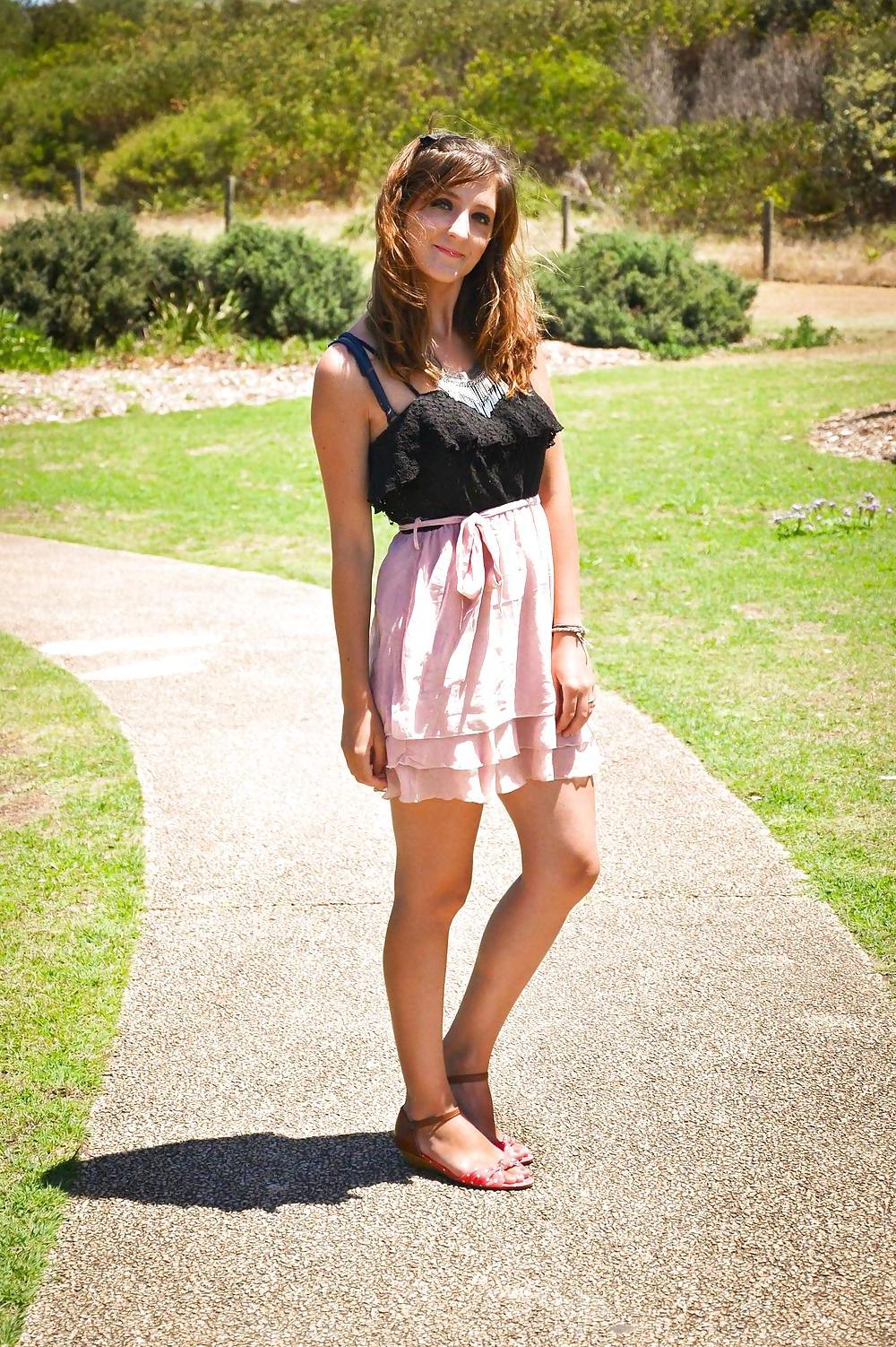 25P French bloggers Mode with sexy legs 16