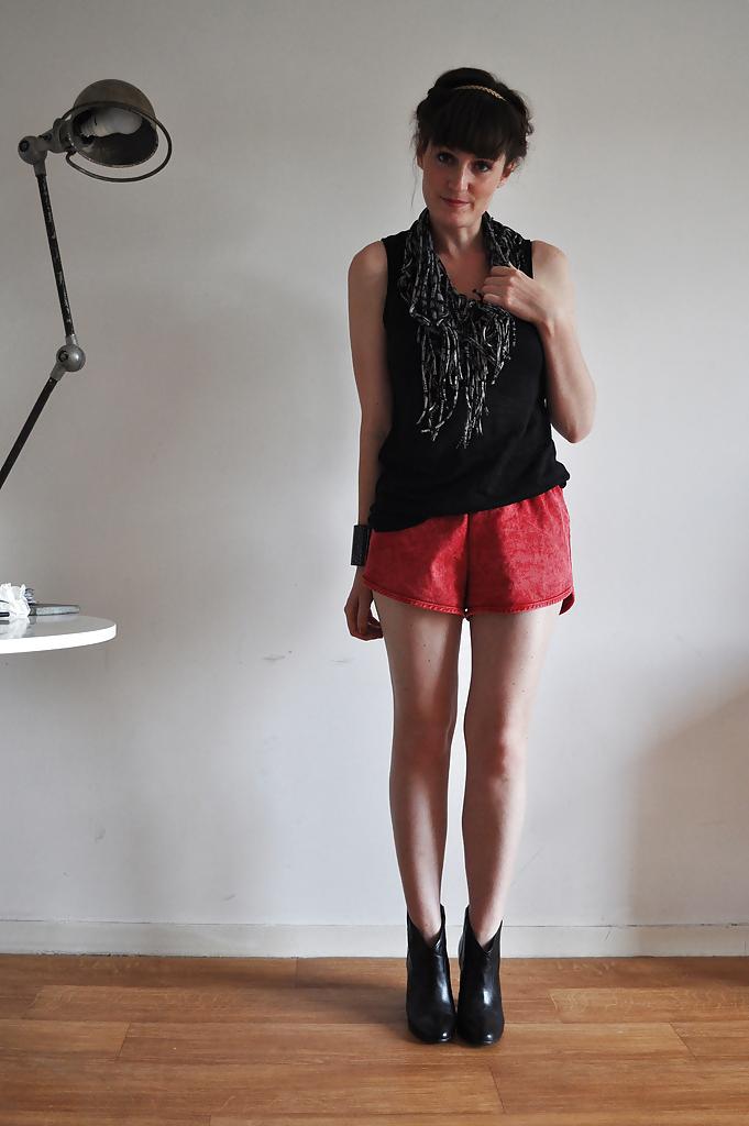 25P French bloggers Mode with sexy legs 16