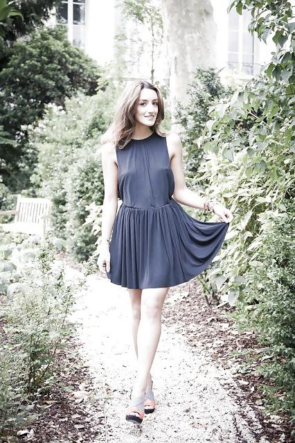 25P French bloggers Mode with sexy legs 16