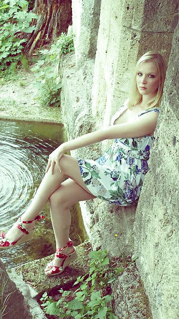 25P French bloggers Mode with sexy legs 16