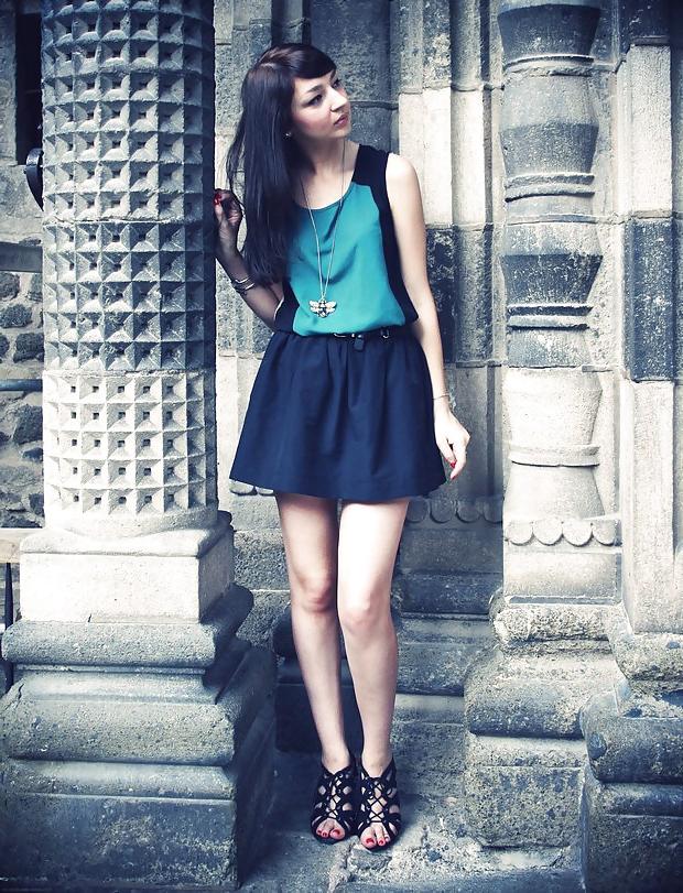 25P French bloggers Mode with sexy legs 25