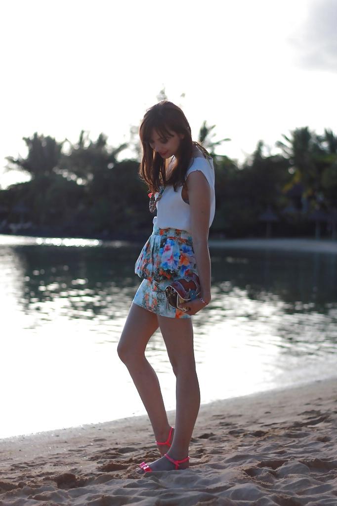 25P French bloggers Mode with sexy legs 25
