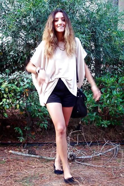 25P French bloggers Mode with sexy legs 25