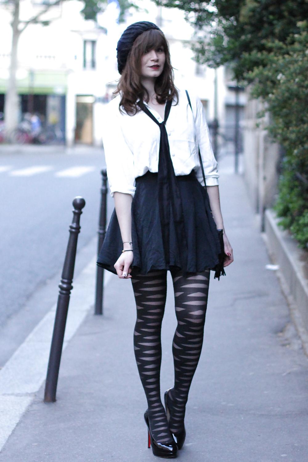 25P French bloggers Mode with sexy legs 25