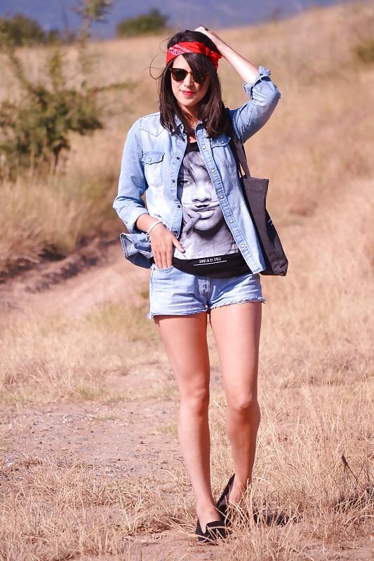 25P French bloggers Mode with sexy legs 25