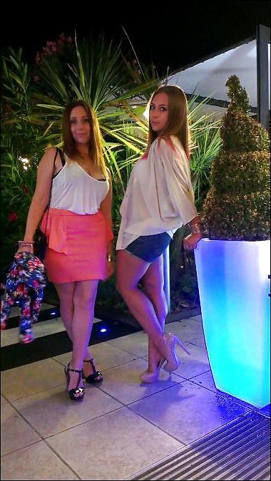 25P French bloggers Mode with sexy legs 25