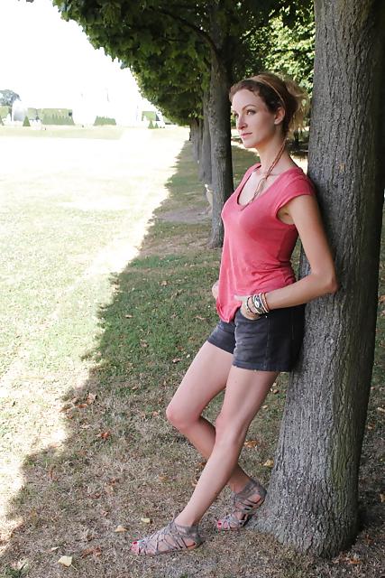 25P French bloggers Mode with sexy legs 25