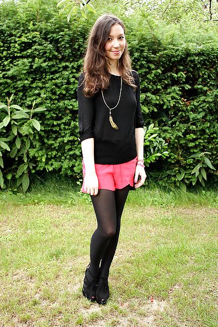25P French bloggers Mode with sexy legs 25
