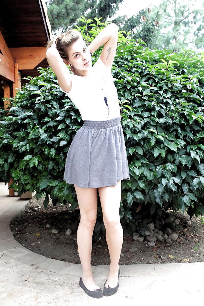 25P French bloggers Mode with sexy legs 25