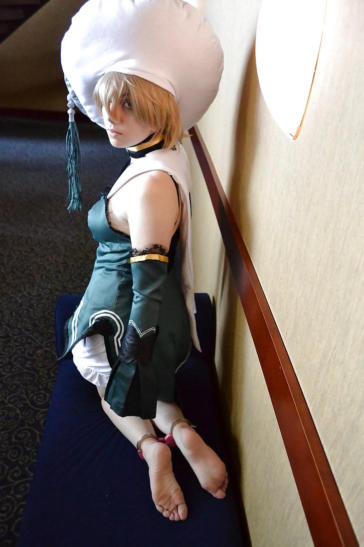 25P Barefoot cosplay