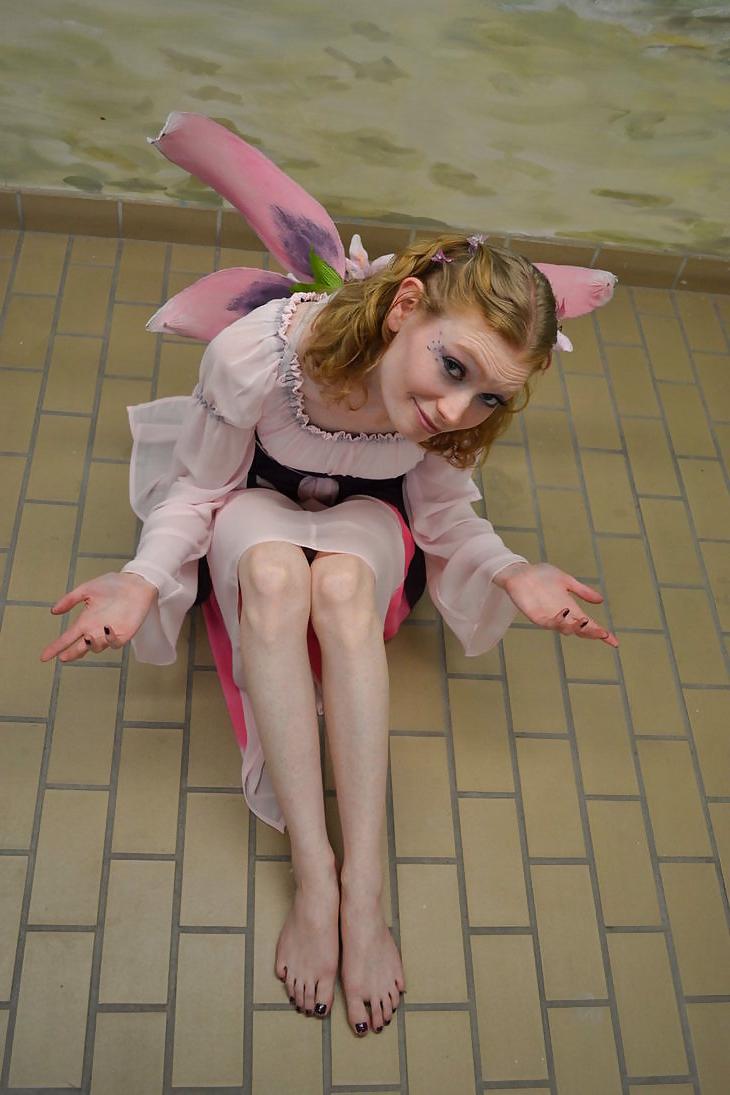 25P Barefoot cosplay