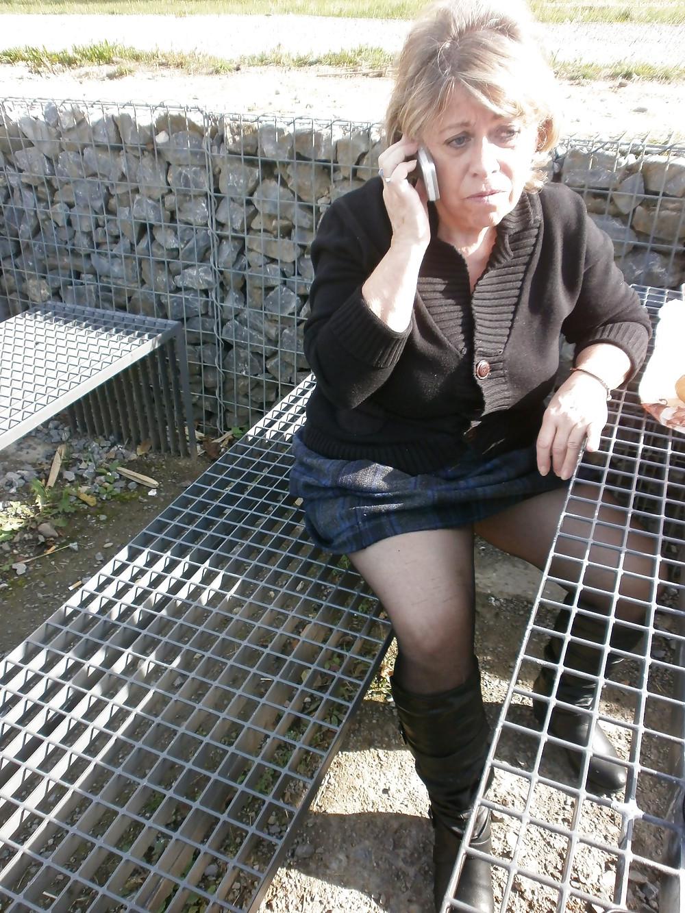 25P Grannys in pantyhose