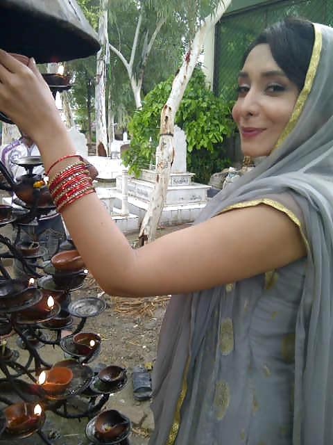 18P Hot Pakistani woman that should Go Black