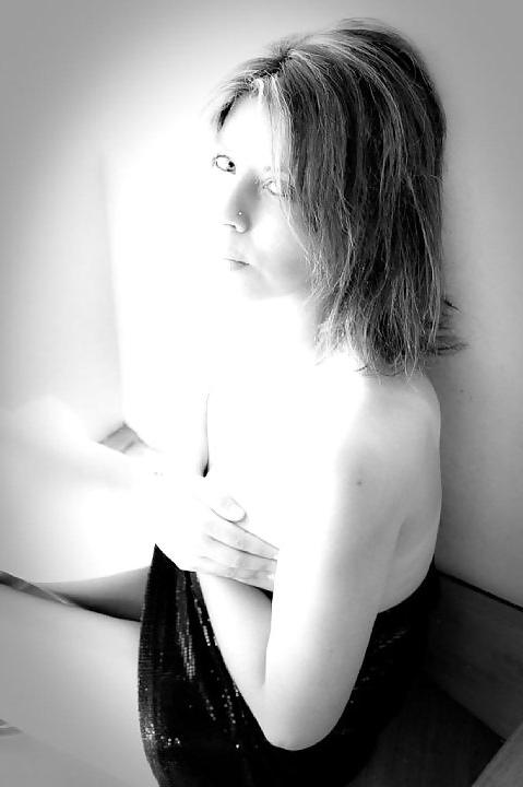 19P French MILF Laetitia Soft Posing