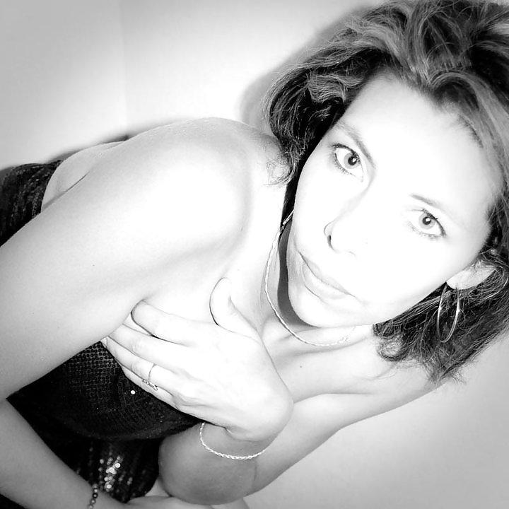 19P French MILF Laetitia Soft Posing