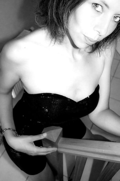 19P French MILF Laetitia Soft Posing