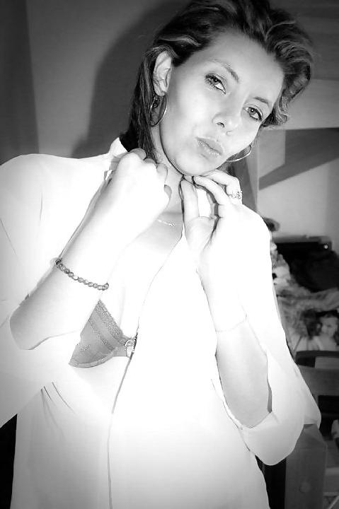 19P French MILF Laetitia Soft Posing