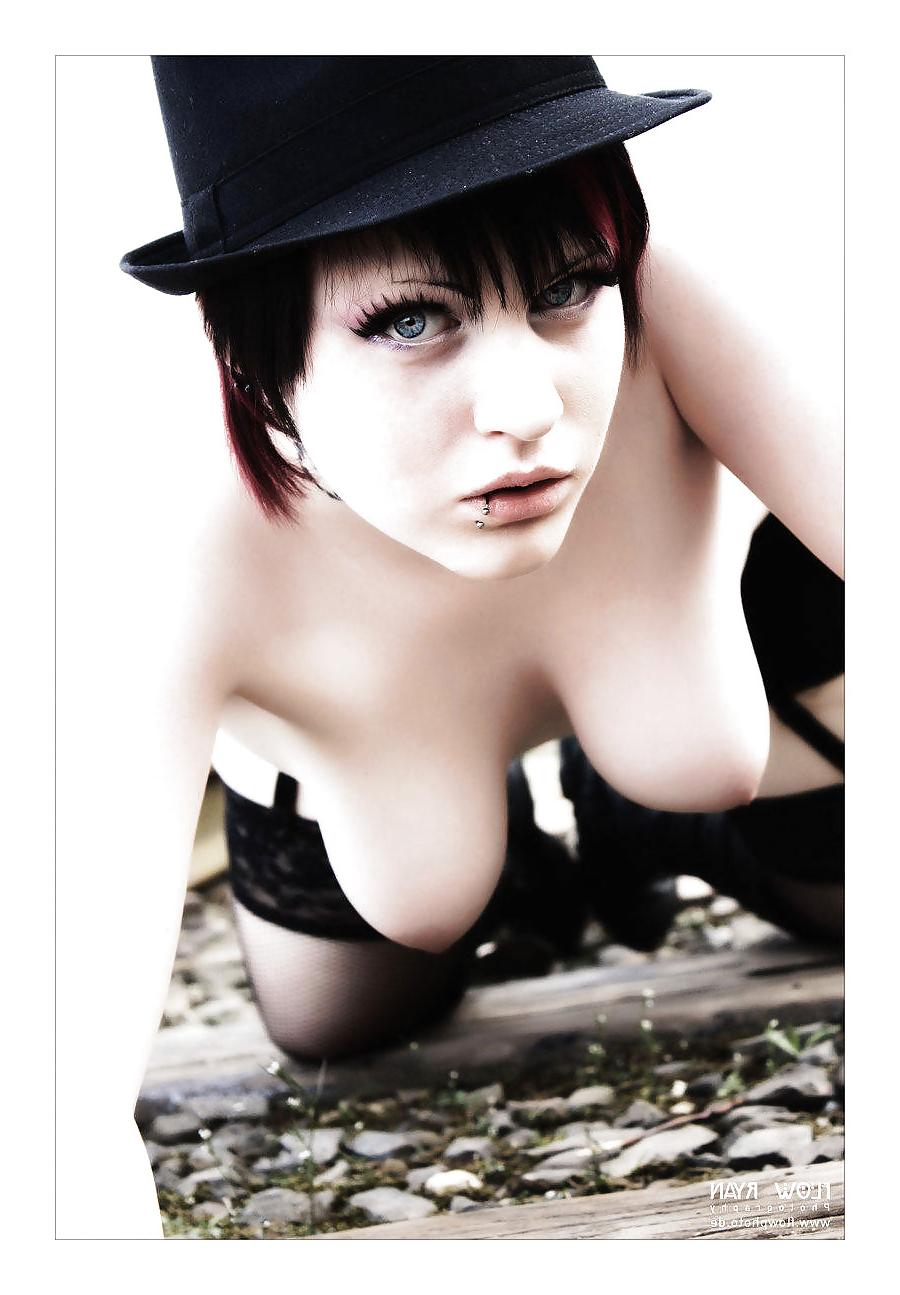 23P Girls With Hat
