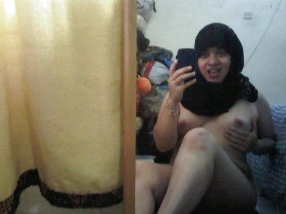 7P LITTLE HIJAB WHORE Webcam snaps