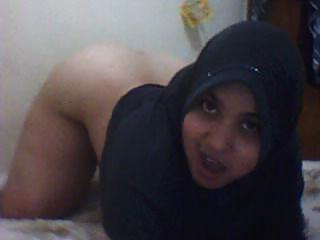 7P LITTLE HIJAB WHORE Webcam snaps