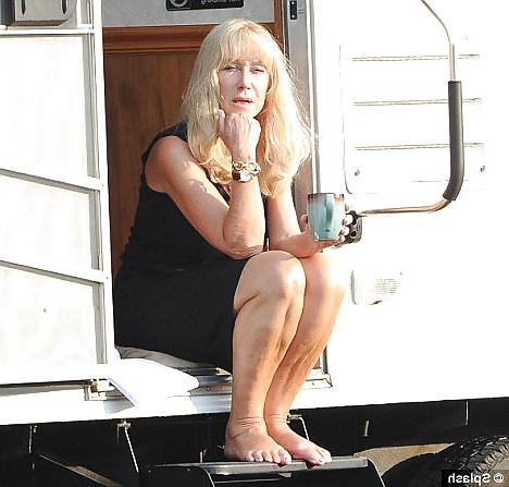 25P Helen Mirren - body and feet