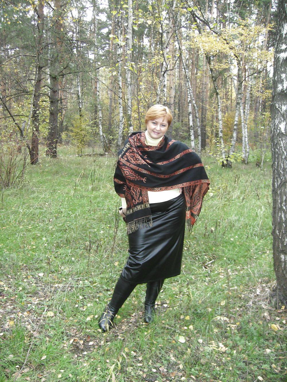 25P Anna exposed in the forest