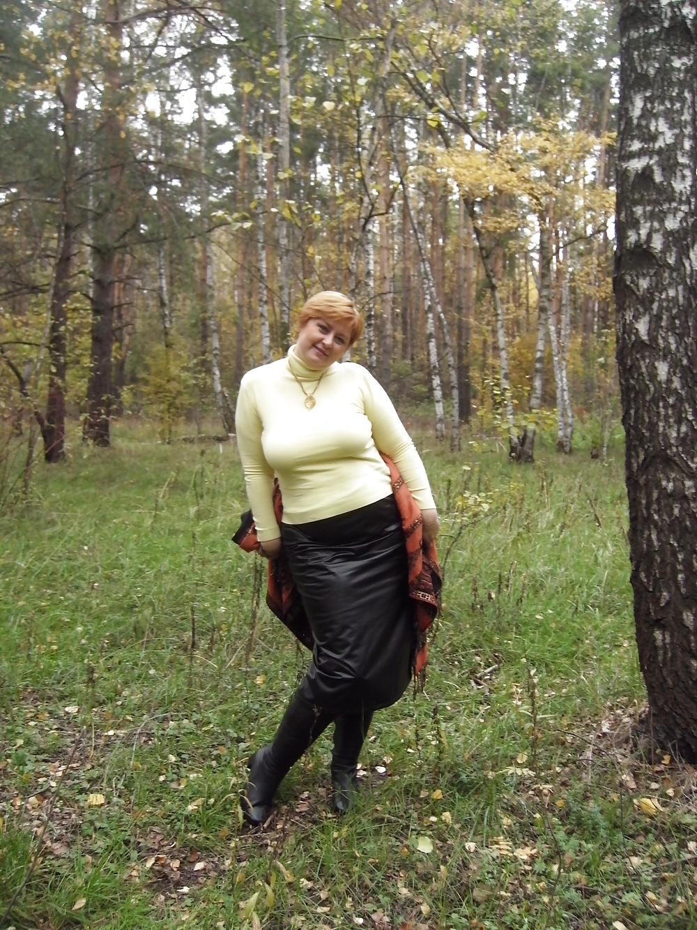 25P Anna exposed in the forest