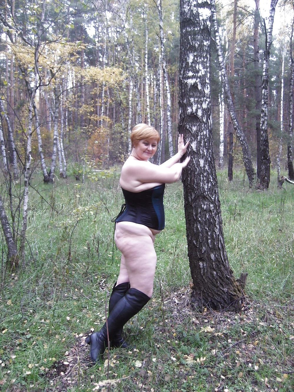 25P Anna exposed in the forest