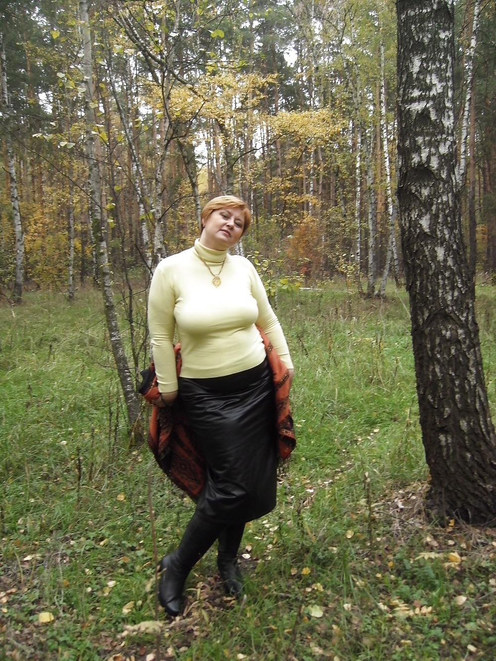 25P Anna exposed in the forest