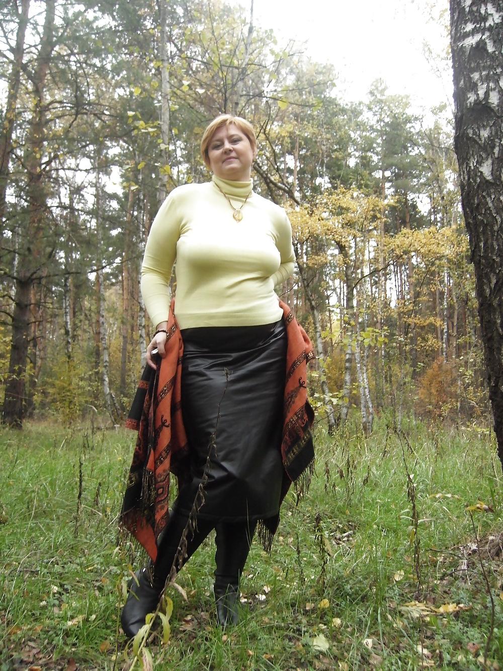 25P Anna exposed in the forest