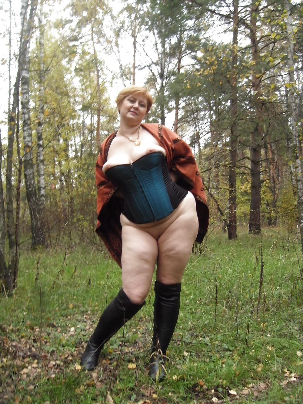 25P Anna exposed in the forest