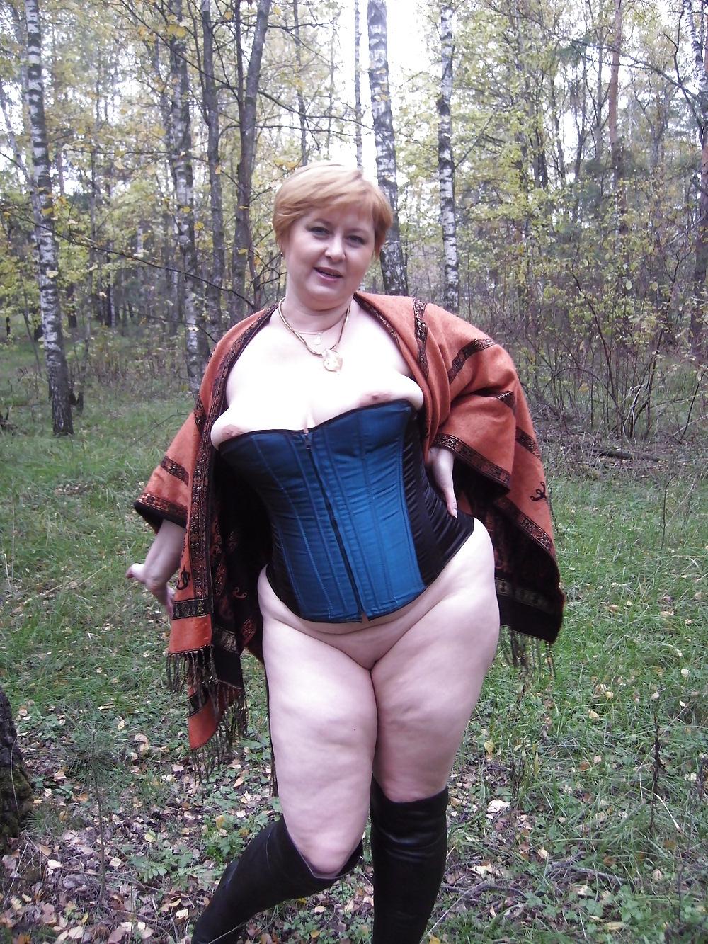 25P Anna exposed in the forest