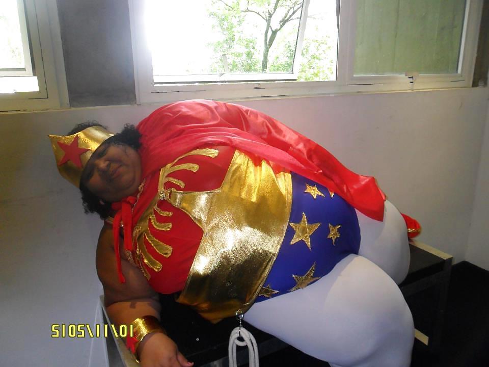 25P Mulher fruta pao