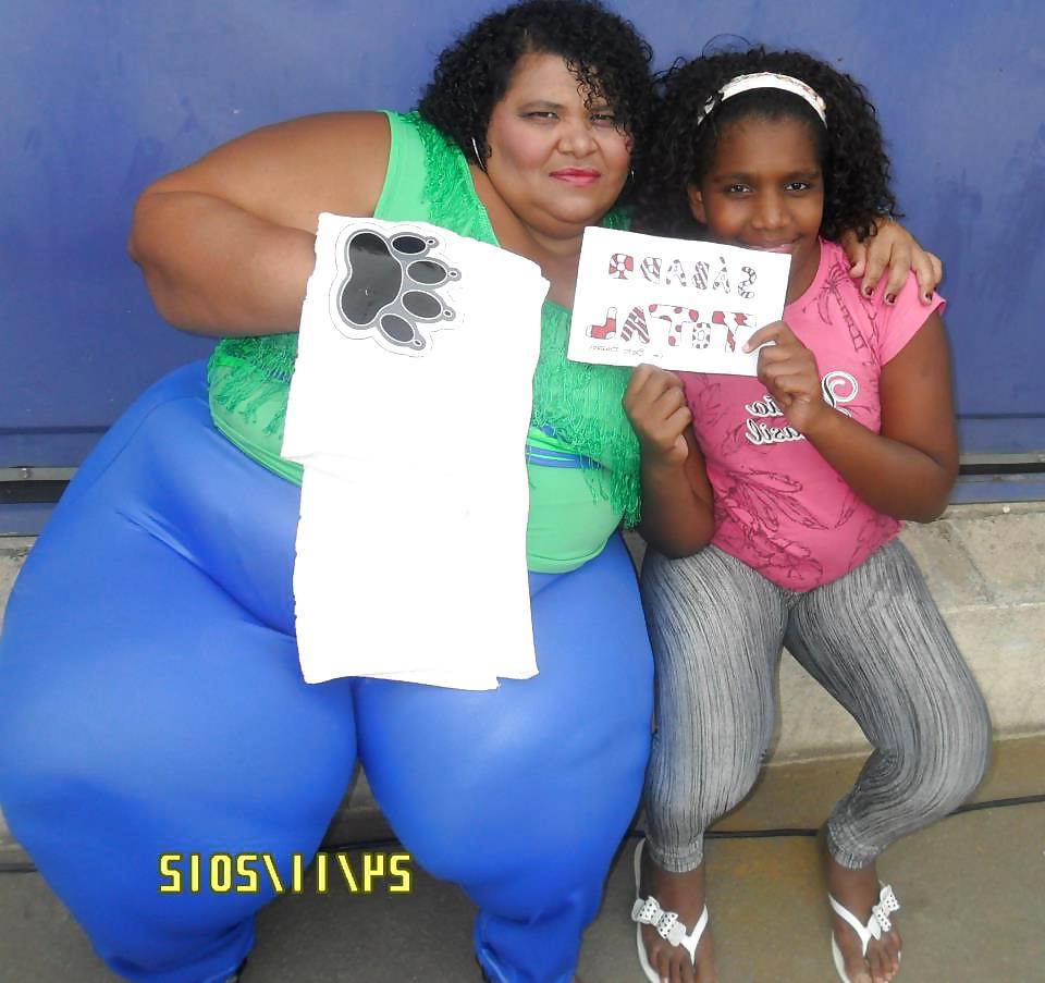 25P Mulher fruta pao