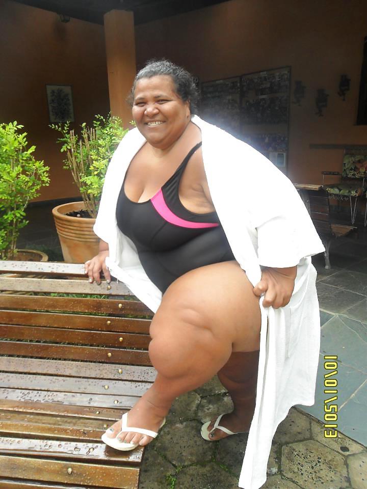 25P Mulher fruta pao