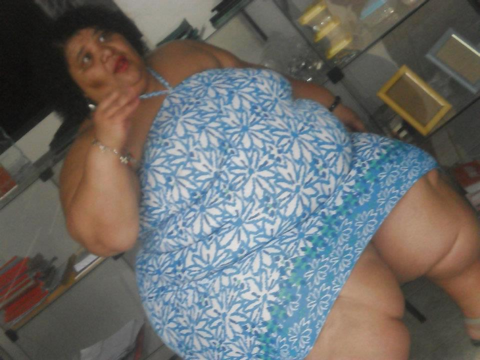 25P Mulher fruta pao