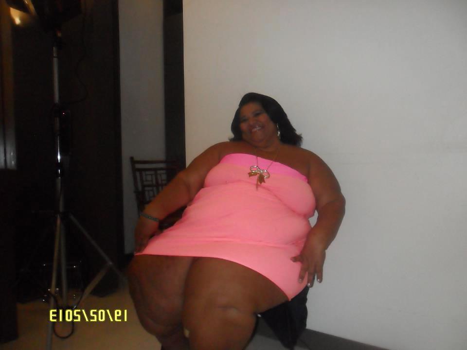 25P Mulher fruta pao