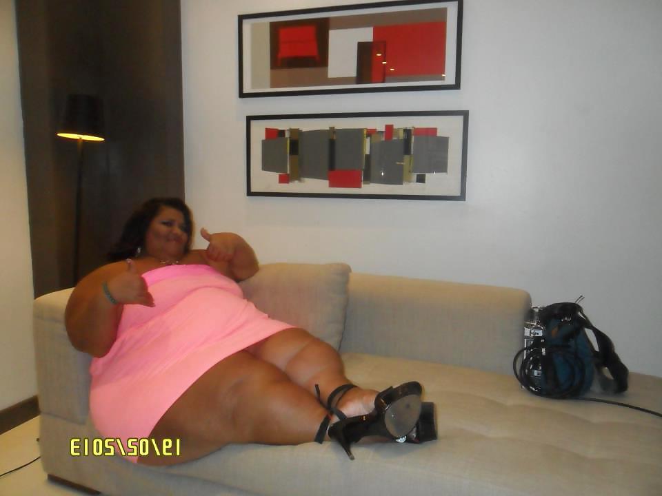 25P Mulher fruta pao