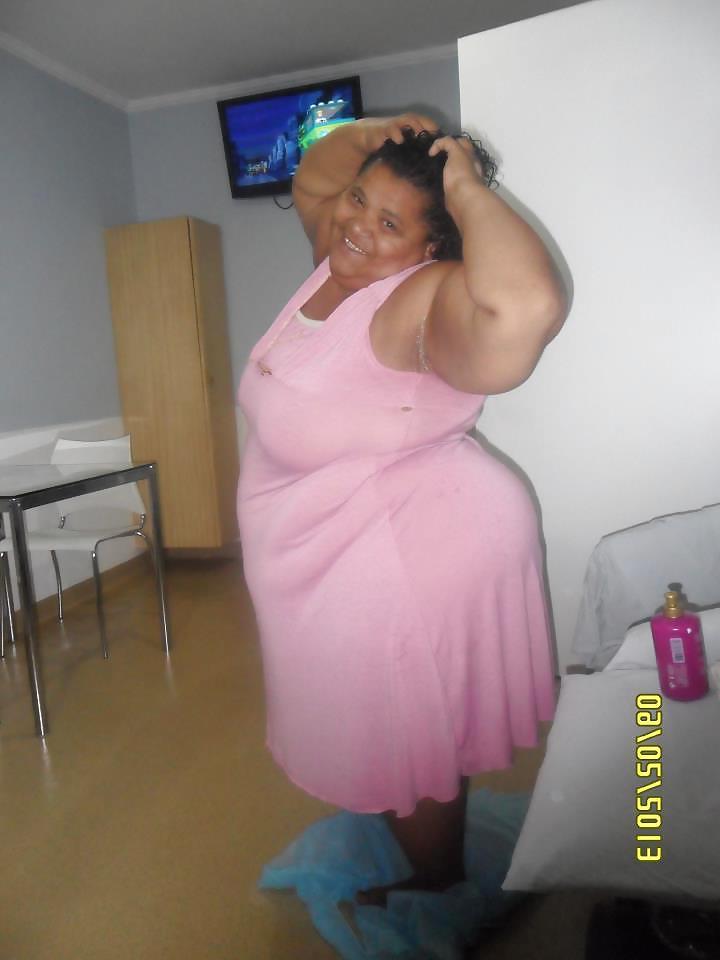 25P Mulher fruta pao