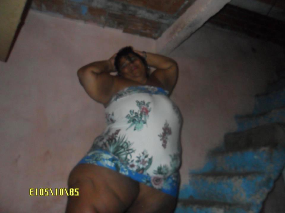 25P Mulher fruta pao