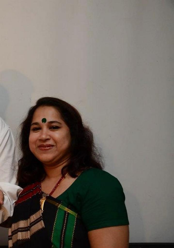 25P Mukta: Nephew's Busty half-Indian Wife. Comment and fake