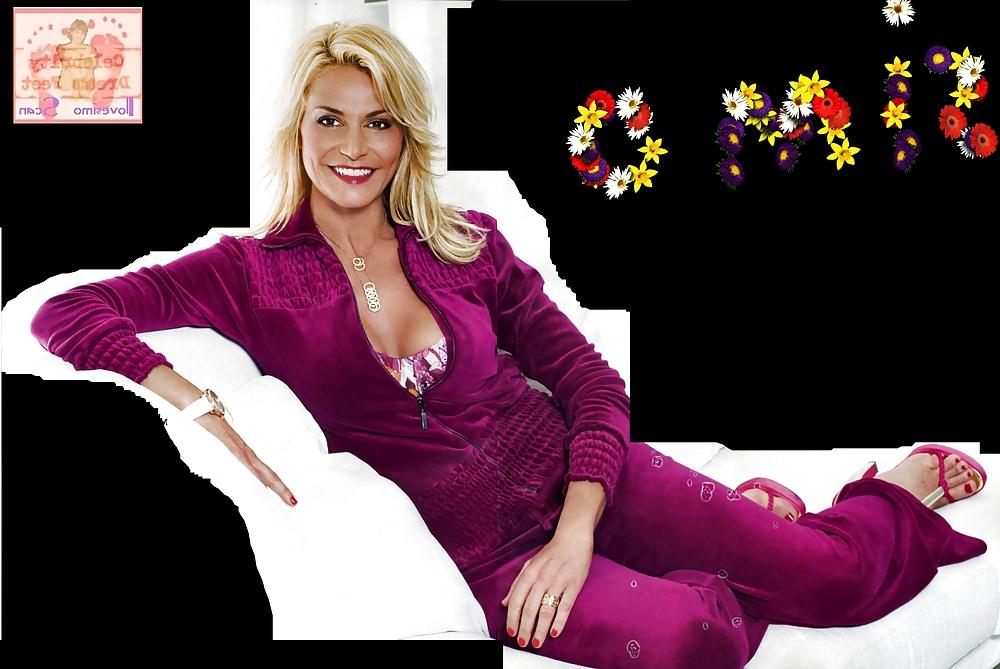 15P Simona Ventura body and feet