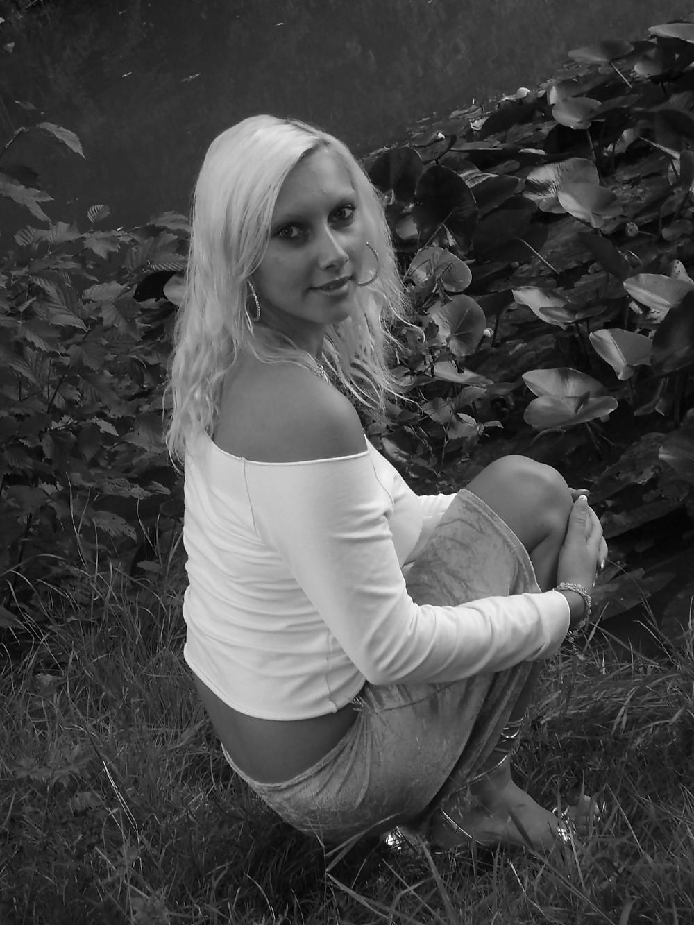25P Sexy blonde blue eyes 